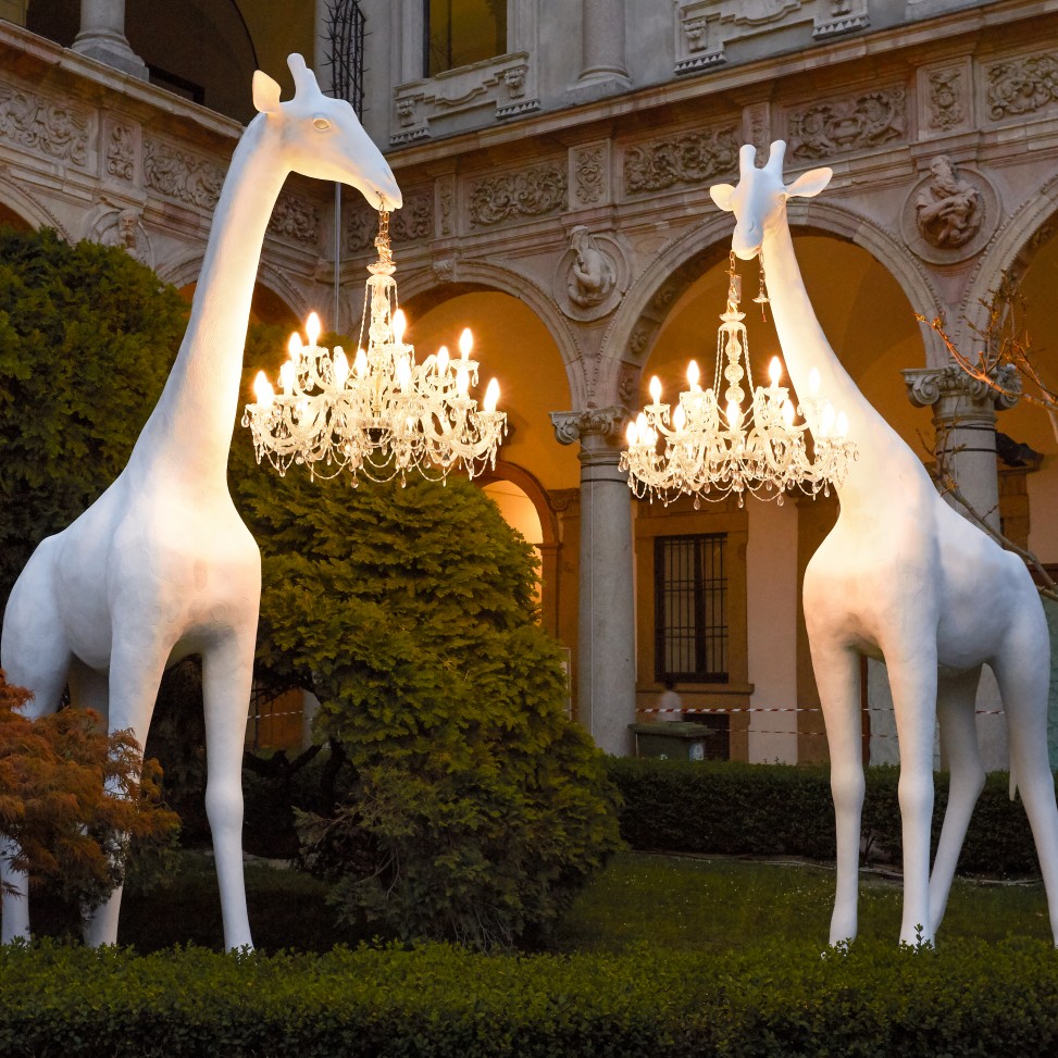 55-qeeboo-giraffe-in-love-4-meters-by-marcantonio-statale-973x973